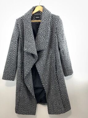 EXPRESS Coat Size XS Black White Strong Shoulder Chevron Wedge Duster Coat New